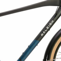 Raleigh Strada City Crossbar Hybrid Bicycle 2021 - Satin Black/Blue - Image 3